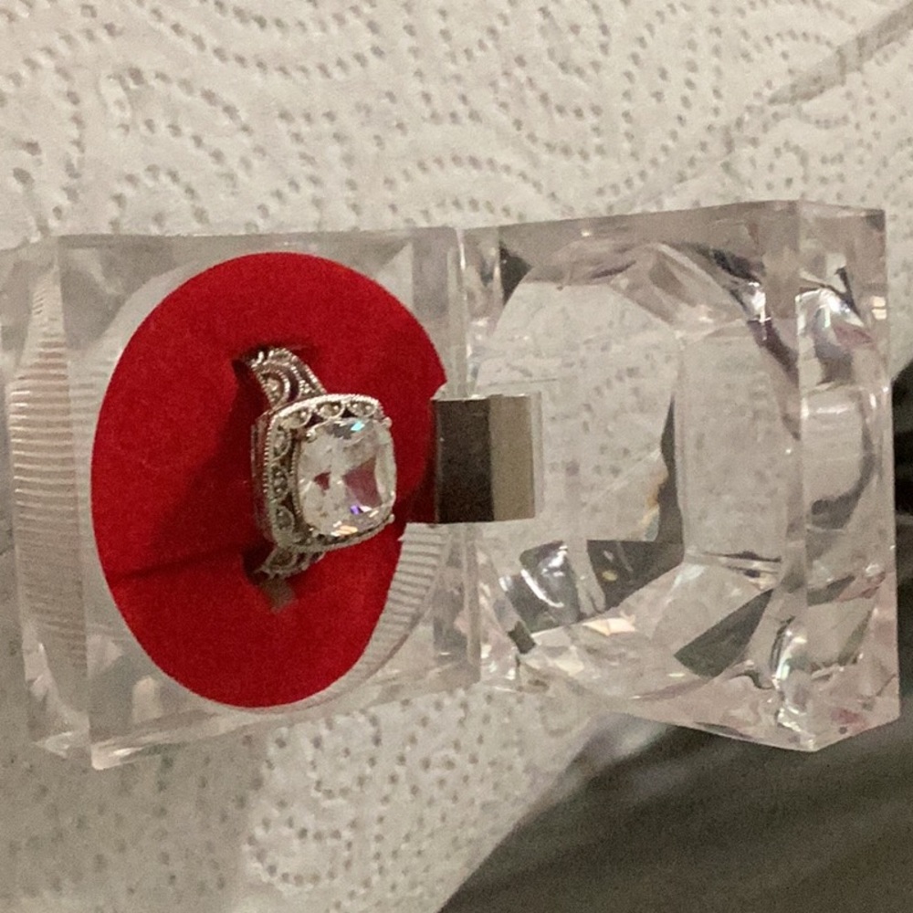 Elegant Silver Ring with Clear Gemstone